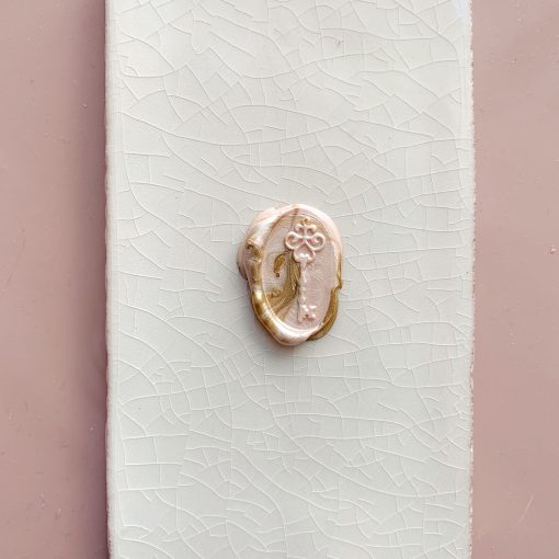 Oval vintage key in marble pink and 9ct gold wax
